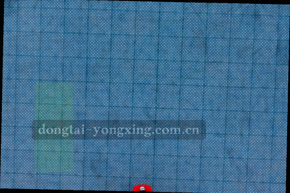 大屏与移动端目录同步更新的抽象示意，冷调低饱和
